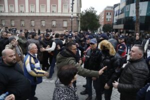 u-perplasen-me-policine,-protestuesit-e-“shqiperia-behet”-dergohen-per-ndihme-mjekesore-te-spitali-i-traumes