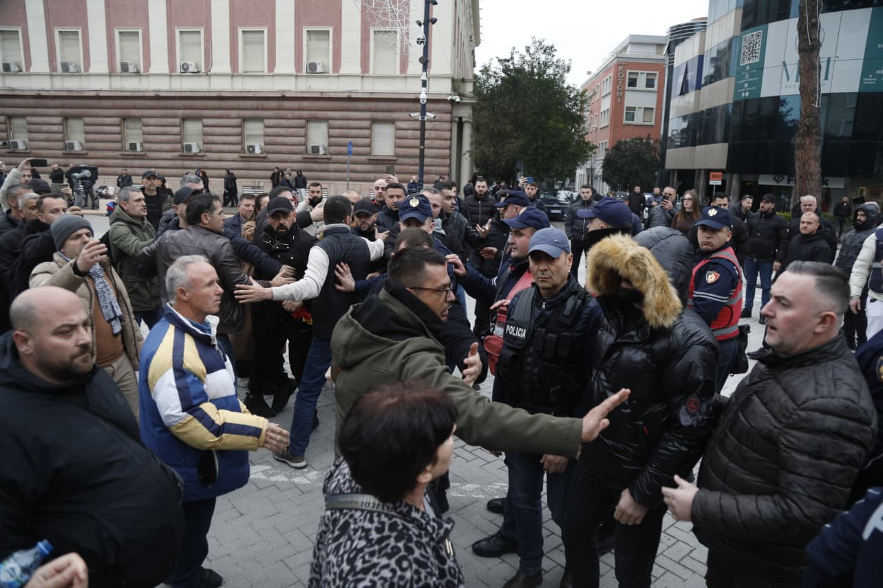 u-perplasen-me-policine,-protestuesit-e-“shqiperia-behet”-dergohen-per-ndihme-mjekesore-te-spitali-i-traumes