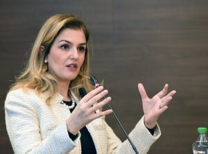 “nje-front-i-ri-i-veprimit-amerikan-ne-hemisferen-perendimore”,-valbona-zeneli:-kapja-e-maduro-s-perfshihet-ne-“kornizen-trump”-dhe-ne-strategjine-e-sigurise-kombetare