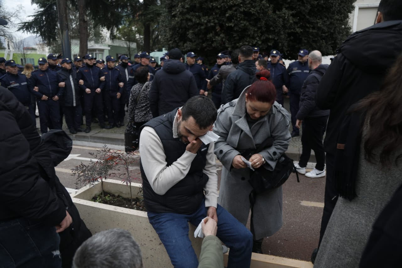 perfundoi-ne-spital-pas-perplasjes-me-policine,-adriatik-lapaj-serish-ne-telashe,-procedohet-4-aktiviste-te-“shqiperia-behet”-ne-pranga.-akuzat