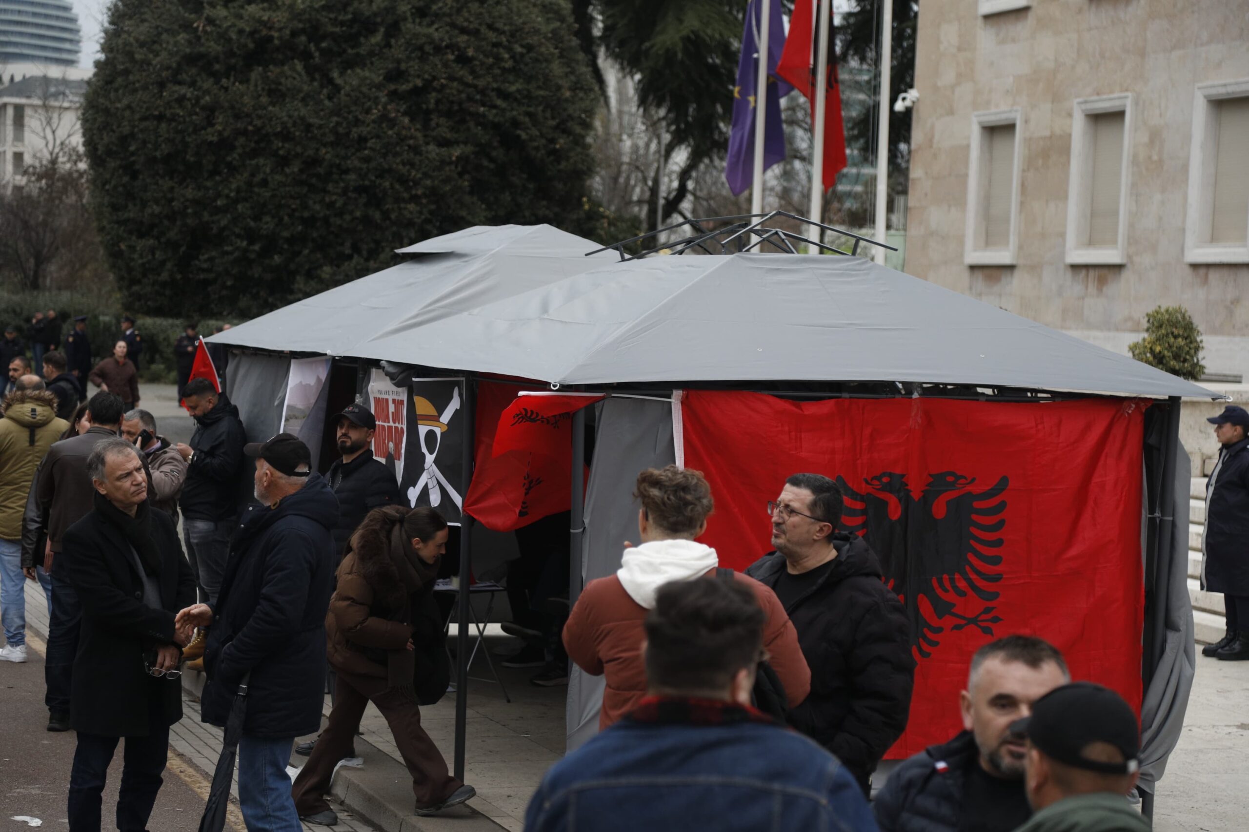 tensionet-ne-tubimin-e-“shqiperia-behet”-/-2-efektive-dhe-protestues-ne-spital,-mes-tyre-lapaj.-ja-si-paraqitet-gjendja-e-tij