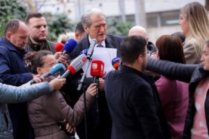 berisha:-me-kane-shtuar-akuze-se-femijet-e-mi-perfituan-nga-privatizimi-i-banesave,-si-mbi-1-milion-shqiptare