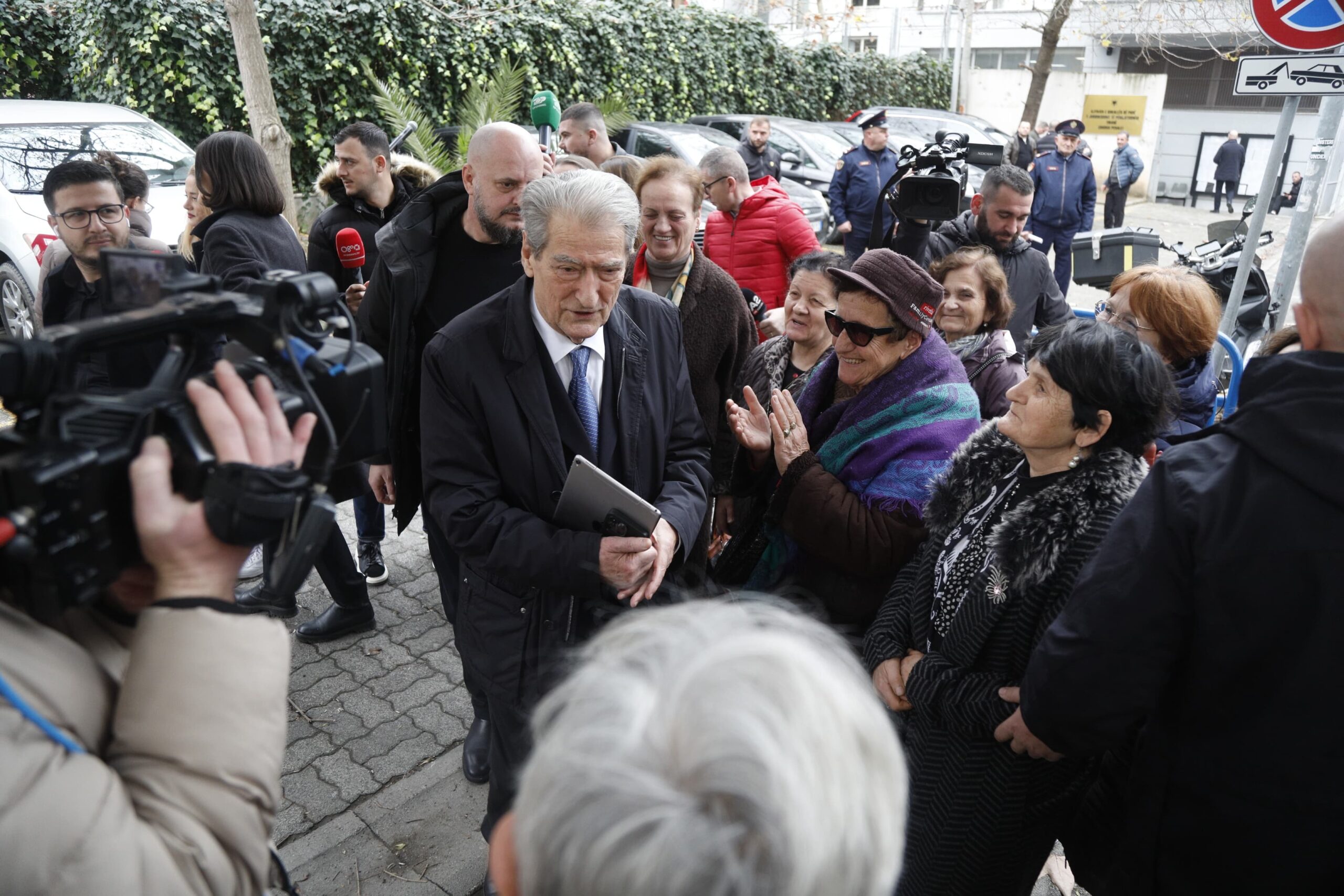 “rama-e-pranon-qe-eshte-fajtor,-justifikohet-se-shqiperia-s’ka-nafte-si-venezuela”,-berisha:-ai-ka-fatin-e-maduros!-do-vijne-forcat-delta-apo…