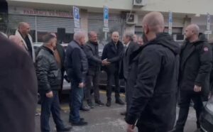 “partizani”/-berisha-shkon-sot-ne-gjkko,-pritet-me-ovacione-nga-mbeshtetesit-e-tij