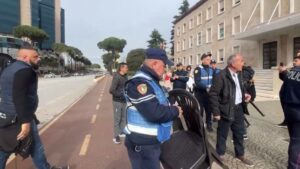 rikthehen-tensionet-para-kryeministrise!-policia-“shkul”-serish-karriget-e-aktivisteve-te-“shqiperia-behet”