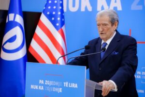 berisha:-rama-po-shkel-rende-kushtetuten-per-te-mbrojtur-veten-dhe-ballukun,-ky-eshte-nje-grusht-shteti.-te-jape-doreheqjen,-qytetaret-po-presin-ndeshkimin-e-tij