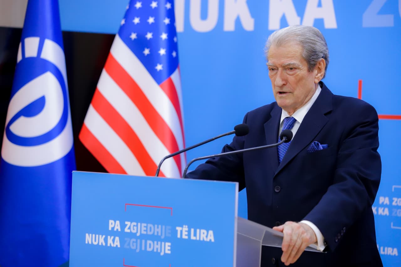 berisha:-rama-po-shkel-rende-kushtetuten-per-te-mbrojtur-veten-dhe-ballukun,-ky-eshte-nje-grusht-shteti.-te-jape-doreheqjen,-qytetaret-po-presin-ndeshkimin-e-tij