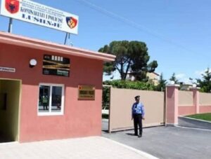 nusja-rreh-vjehrren-ne-lushnje,-djali-i-kunderpergjigjet-dhe…