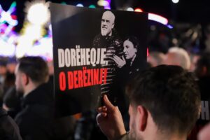 fotolajm/-“bela-hap-krahun”!-“doreheqje-o-derezinj”!-protestuesit-e-pd-me-pankarta-ironizuese-per-ramen-e-ballukun