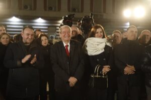 live-nis-foltorja-e-6-te,-berisha-i-bashkohet-protestuesve-te-opozites-ne-sheshin-para-kryeministrise