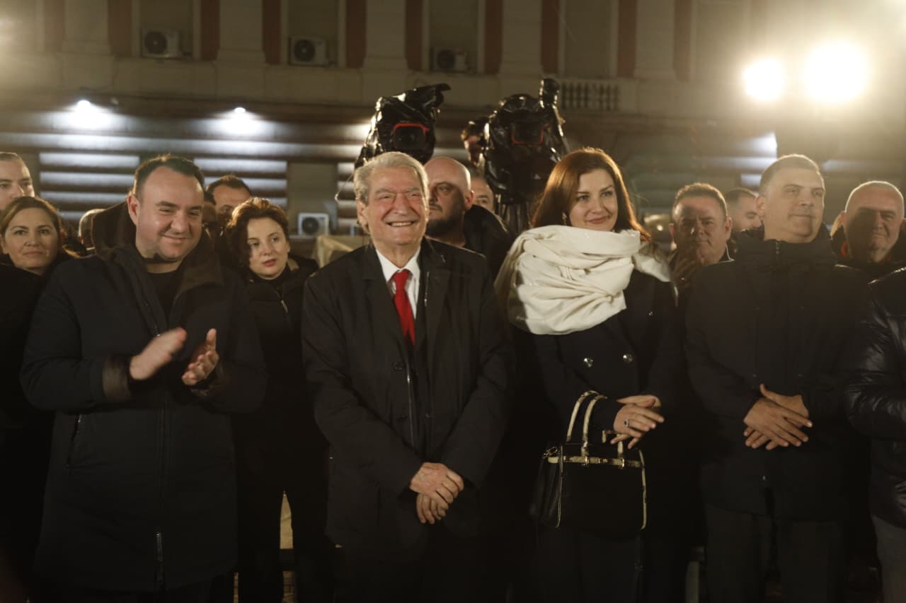 live-nis-foltorja-e-6-te,-berisha-i-bashkohet-protestuesve-te-opozites-ne-sheshin-para-kryeministrise