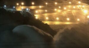 moti-i-keq/-nisin-shkarkimet-ne-hec-e-komanit-dhe-vaut-te-dejes,-shkak-prurjet-e-shumta-te-lumit-valbone