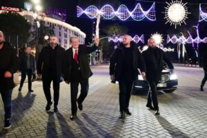foto-lajm/-perfundon-foltorja-e-pd,-berisha-largohet-ne-kembe-ne-bulevardin-“deshmoret-e-kombit”