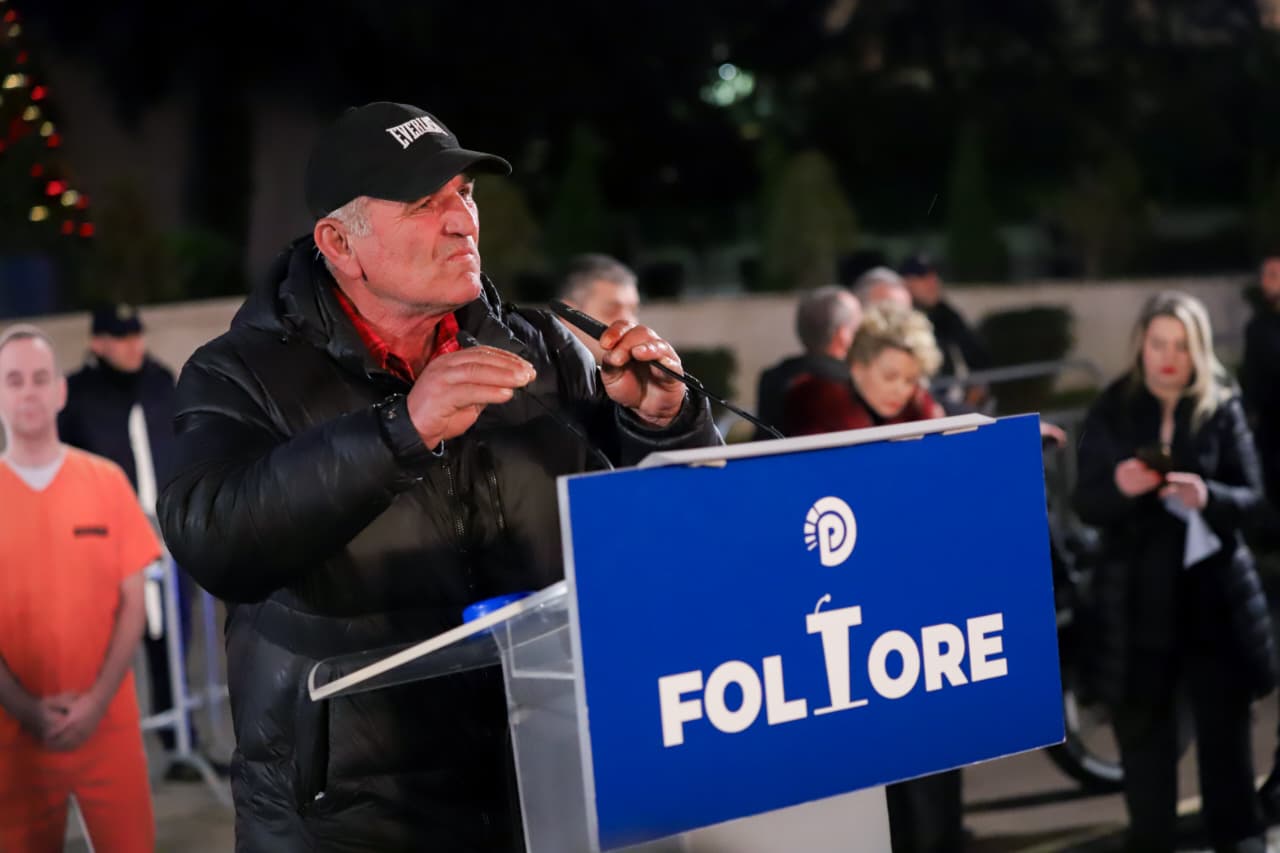 video/-“e-beri-baluken-lesh-e-li,-ajo-tjetra-i-thote-skenderbe”/-revolta-e-qytetarit-ne-protesten-e-pd:-rama-maskara,-sadist,-shkaterroi-familjen.-spak-ta-hetoje-ne-detyre!-edhe-socialisteve-u-ka-futur…