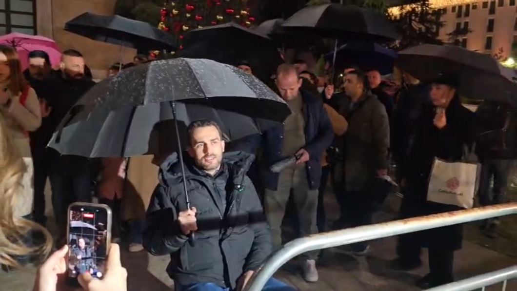 “hane-meze-tek-lokali-i-lagjes-pa-shkuar-ne-pune-dhe-marrin-rrogen”,-lapaj-“plas”-skandalin:-ka-njerez-qe-jetojne-jashte-shtetit-dhe-marrin-pagen-ne-shqiperi,-verifikojeni!