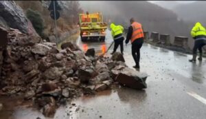 reshje-te-dendura-shiu,-probleme-ne-rrugen-nacionale-burrel-skurraj,-veshtiresohet-qarkullimi-i-mjeteve