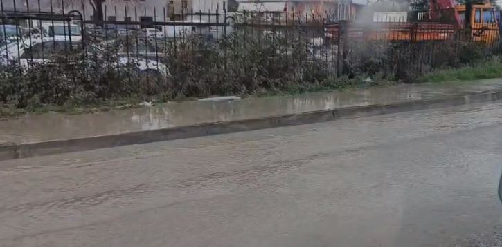 video/-situate-problematike-ne-aksin-elbasan-gjinar,-qarkullimi-i-mjeteve-mes-ujit-dhe-dherave