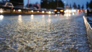 reshjet-e-dendura-te-shiut-veshtiresojne-qarkullimin,-policia-e-shtetit-apel-shofereve-per-kujdes-ne-rruge:-akset-ku-devijohet-levizja