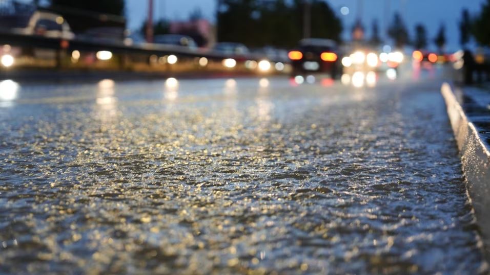 reshjet-e-dendura-te-shiut-veshtiresojne-qarkullimin,-policia-e-shtetit-apel-shofereve-per-kujdes-ne-rruge:-akset-ku-devijohet-levizja