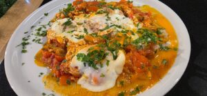 kulac-me-kos,-patellxhan-me-speca-ne-tigan-dhe-fergese-me-speca,-domate-dhe-veze-sy/-recetat-e-dites