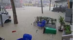 rendohet-situata-nga-permbytjet/-durresi-si-‘venecia’,-lokale-dhe-rruge-nen-uje-(pamjet-e-reja)