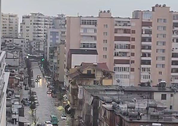 durresi-i-‘paralizuar’-nga-permbytjet/-pezullohet-mesimi-ne-shkolla,-mbyllen-cerdhet-dhe-kopshtet.-ja-situata-ne-terren