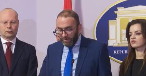 “i-dhane-mundesine-qe-te-hante-vitin-e-ri-ne-shtepi,-sot-skadoi-afati!”,-bardhi:-balluku-e-akuzuar-per-9-procedura,-u-ka-vjedhur-1.1-mld-euro-shqiptareve