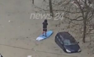 videolajm/-adrenaline-ne-shi,-durrsaku-sfidon-permbytjet-me-surfing-ne-rruget-e-“pushtuara”-nga-uji