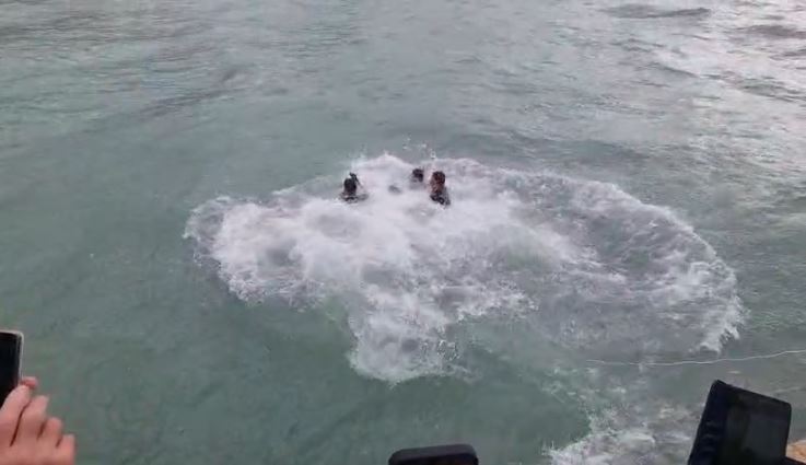 dita-e-ujit-te-bekuar/-permbytjet-ndalojne-ritualin-e-hedhjes-se-kryqit-ne-disa-qytete,-por-tradita-vazhdon-ne-disa-te-tjere