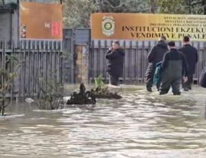 videolajm/-cizmet-deri-ne-‘brez’,-ministri-i-drejtesise-‘can’-ujin-dhe-hyn-ne-burgun-e-durresit-te-permbytur