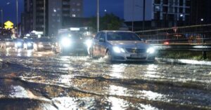 reshje-intensive-shiu-dhe-bore,-rreshqitje-dherash,-permbytje-dhe-rrezik-per-daljen-e-lumenjve-nga-shtrat!-parashikimi-i-motit-per-sot-dhe-neser.-ja-qarqet-me-te-rrezikuara