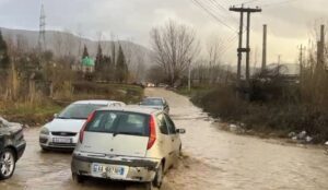 reshjet-e-dendura/-aksi-lac–milot-bllokohet-pas-permbytjeve,-paralizohet-qarkullimi-i-automjeteve