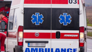 aksident-ne-rrugen-e-arbrit,-plagosen-dy-persona,-njeri-prej-tyre-transportohet-drejt-“traumes”