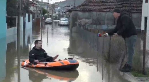 permbytje-te-renda-ne-ish-keneten-e-durresit,-banori-leviz-me-gomone-ne-mes-te-lagjes:-e-vetmja-menyre-per-te-dale,-kam-deme-ne-shtepi