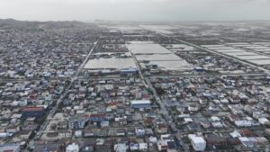 news24-sjell-pamje-me-dron/-ish-keneta-e-durresit-kthehet-serish-ne-kenete,-lagje-dhe-shtepi-te-tera-nen-uje.-permbytet-edhe-stadiumi-i-teutes