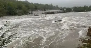 video/-del-nga-shtrati-perroi-i-glines-ne-vaun-e-dejes,-bllokohet-unaza-e-qytetit,-rrezikohen-edhe-banesat