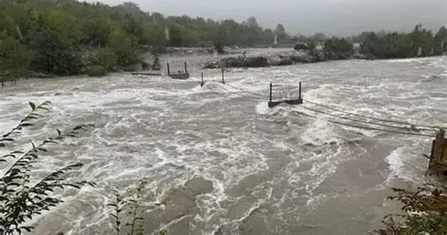 video/-del-nga-shtrati-perroi-i-glines-ne-vaun-e-dejes,-bllokohet-unaza-e-qytetit,-rrezikohen-edhe-banesat