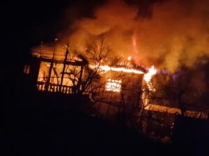 video/-flaket-perfshijne-nje-banese-ne-klos,-zjarrfikesit-ne-vendngjarje