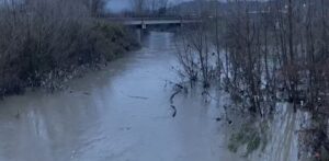 ulet-niveli-i-lumit-ishem,-uji-terhiqet-nga-zonat-e-permbytura