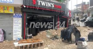 rruget-mbulohen-nga-inertet-dhe-guret,-dyqanet-me-uje-dhe-balte,-demet-qe-lane-pas-permbytjet-e-frikshme-ne-gjirokaster