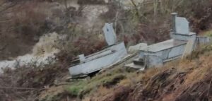 rreshqitje-dherash-ne-dardhas-te-pogradecit,-demtohen-varrezat-e-fshatit,-varret-‘levizin’-nga-vendi