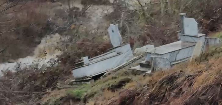 rreshqitje-dherash-ne-dardhas-te-pogradecit,-demtohen-varrezat-e-fshatit,-varret-‘levizin’-nga-vendi