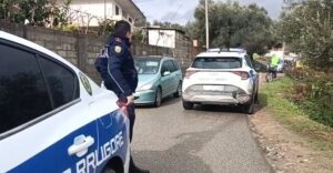 aksident-ne-lushnje/-70-vjecari-humb-drejtimin-e-motocikletes-dhe-rrezohet,-nderron-jete