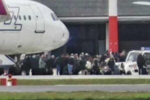 moti-i-keq-shkakton-kaos-ne-ajer/-2-avione-te-wizz-air-me-400-pasagjere-ne-bord-nuk-arrijne-te-ulen-ne-aeroportin-e-tiranes,-devijojne-ne-brindisi