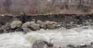 video/-ura-si-ne-mesjete!-prurjet-e-perrenjve,-izolohen-6-familje-ne-xiber-te-klosit