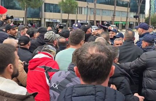 u-arrestuan-pak-dite-me-pare-ne-protesten-e-lapajt,-gjykata-liron-kater-anetaret-e-“shqiperia-behet”,-u-cakton-“detyrim-paraqitje”