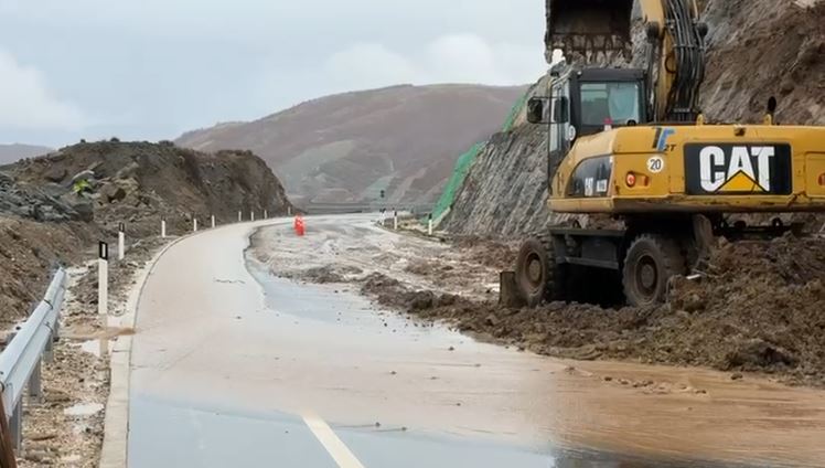 video/-tjeter-rrezik-ne-rrugen-260-mln-euro-qukes-qafe-plloce-qe-mban-firmen-e-ballukut.-rreshqitje-dherash,-bllokohet-nje-korsi