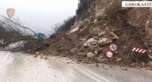 rreshqitje-dheu-ne-aksin-gjirokaster-tepelene,-qarkullimi-me-nje-sens-te-“shkalla-e-zeze”