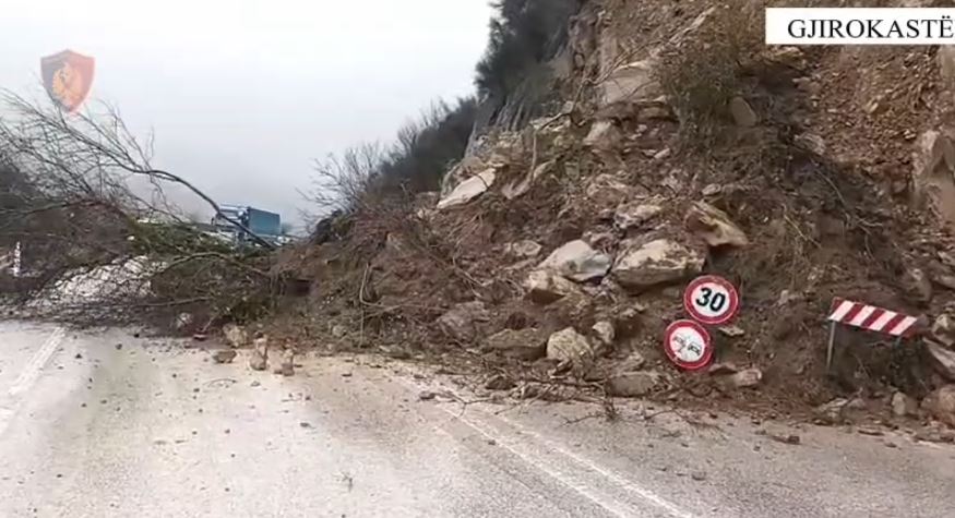 rreshqitje-dheu-ne-aksin-gjirokaster-tepelene,-qarkullimi-me-nje-sens-te-“shkalla-e-zeze”