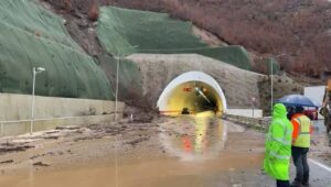 ivi-kaso:-ne-rrugen-e-turpit-qukes-qafe-plloce-inertet-qe-rreshqasin,-rrezik-per-udhetaret